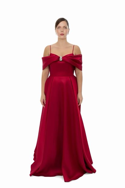 فستان سهرة من الساتان بمقاسات كبيرة مزين ببروش أحمر